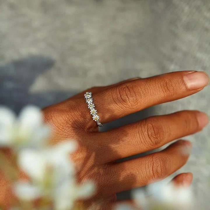 טבעת כסף מתכווננת עם פרח מצויר ביד